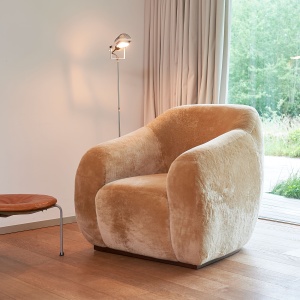 Fauteuil Coco par Norki. Mobilier de luxe en agneau velours beige - L94 × H86 × P92 cm disponible aussi en blanc.