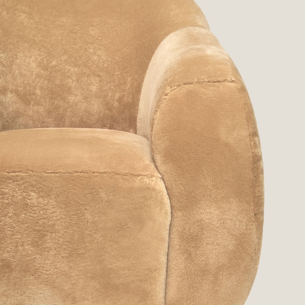 Des finitions haute couture pour le Fauteuil Coco Beige de Maison NORKI. Objet de décoration à installer dans un luxueux salon.