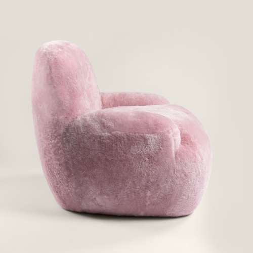 Petit fauteuil confortable rose poudré aux délicieuses formes organiques, L 88 × H 74 × P 80 cm. Mobilier sur-mesure.