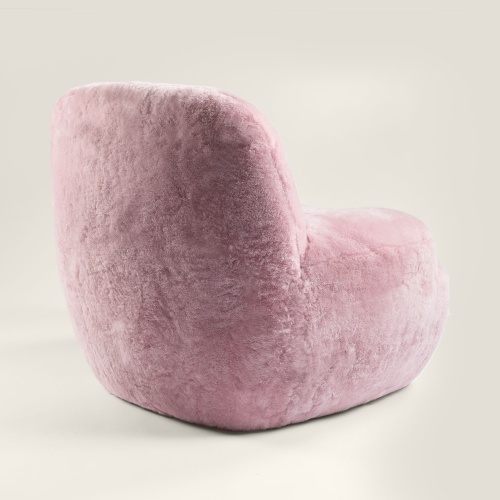 Norki imagine et fabrique des pièces de mobilier luxueuse dont ce petit fauteuil BAO aux coloris rose layette très original.