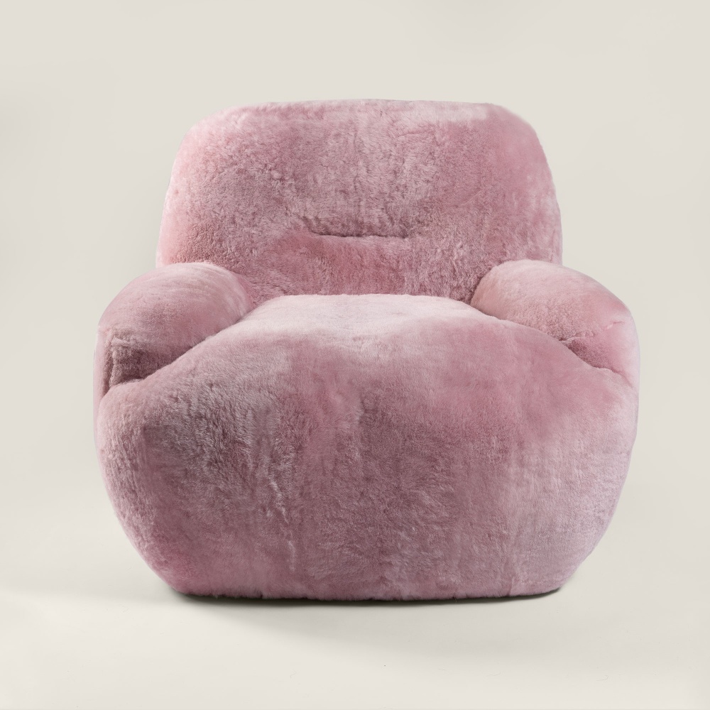 Luxurious armchair in powder pink wool. A tender color for this armchair ideal for a bathroom.