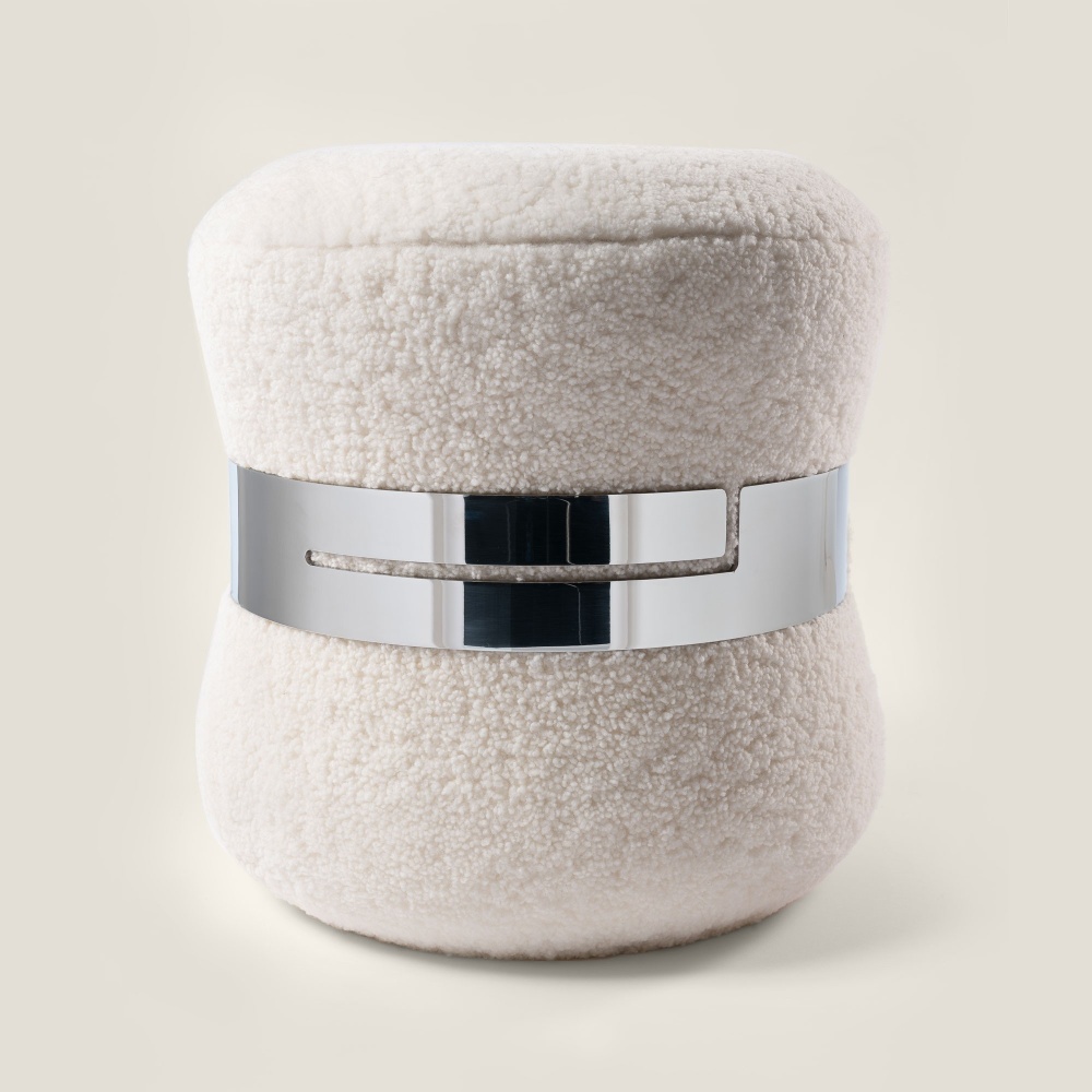 Pouf de luxe en peau lainé, cerclé d'une bague en métal nickelé brillant, design  Norki