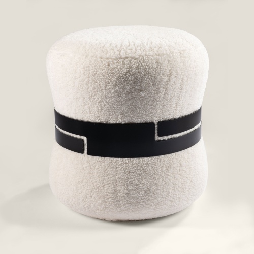 Grand pouf luxueux en mouton avec une élégante finition en métal noir - Design Maison Norki