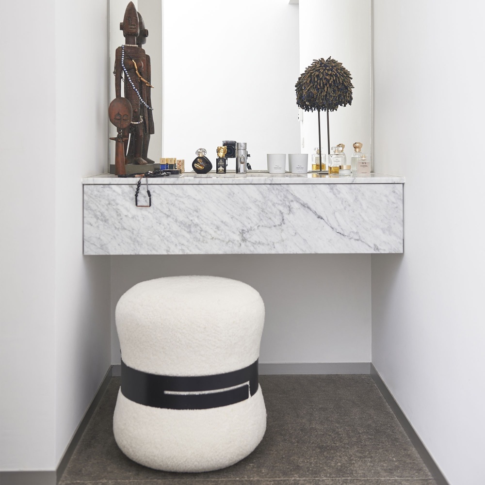 Grand pouf de luxe blanc et noir a installer en siège d'appoint dans votre salle de bain ou votre dressing