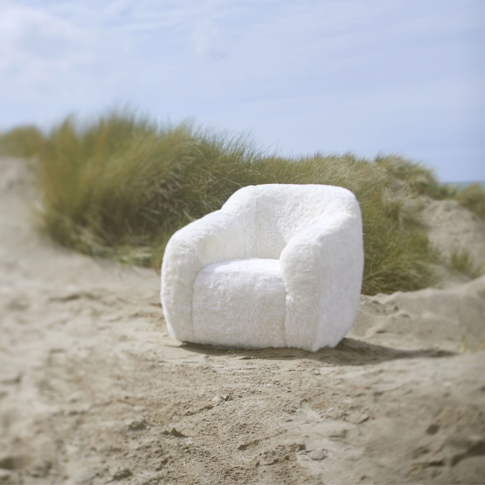 Fauteuil Norki de la collection Coco décliné dans un coloris blanc qui conviendra parfaitement au salon d'un chalet.