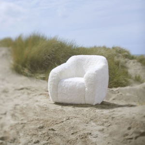 Large, elegant white sheepskin lounge chair - W 94 × H 86 × D 92 cm. Custom-made in other colors. Made in France by Norki.