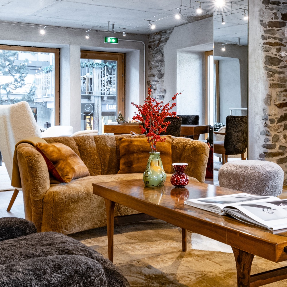 Acheter du mobilier vintage scandinave dans la boutique Norki de Megève, des tapis, coussins et plaids sur-mesure