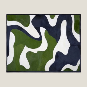 Tapis rectangle bleu marine, vert émeraude et blanc en peau de vache et mouton design Norki