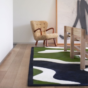 Rectangular navy blue, emerald green and white rug in cowhide and sheepskin Norki design