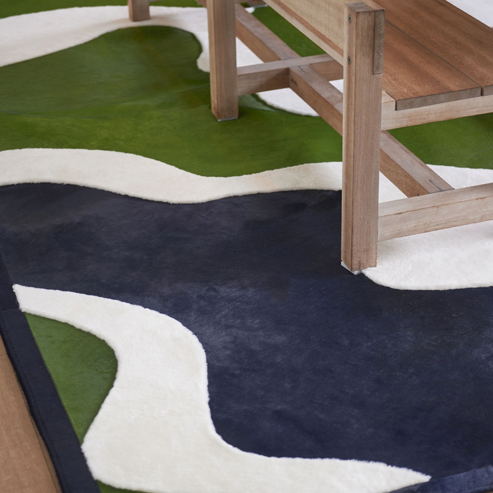 Un grand tapis de luxe au design audacieux pour une décoration contemporaine.