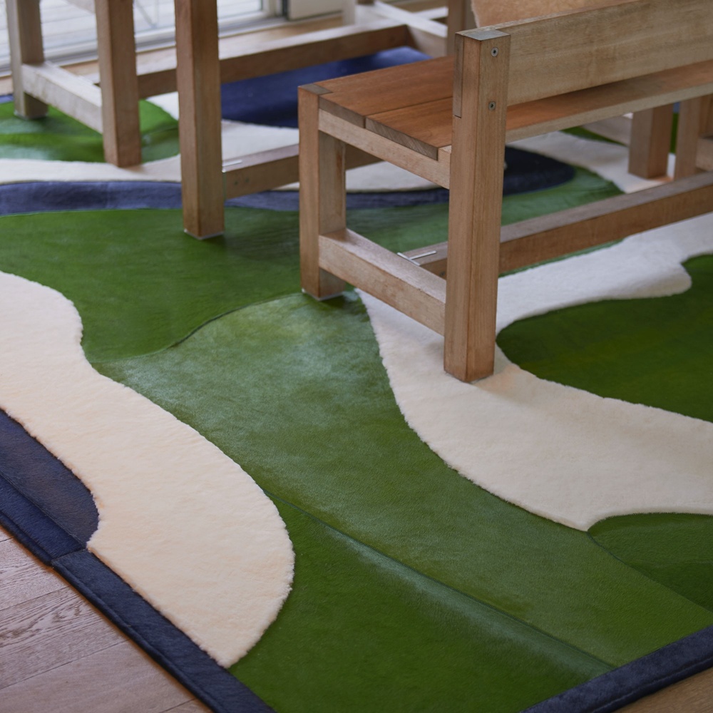 Salle à manger avec des bancs et une table en bois massif et un tapis design luxueux