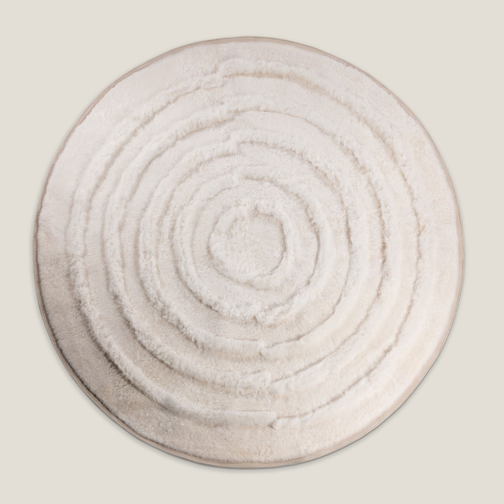 Grand tapis rond en mouton blanc naturel au design simple mais tellement luxueux par Norki.