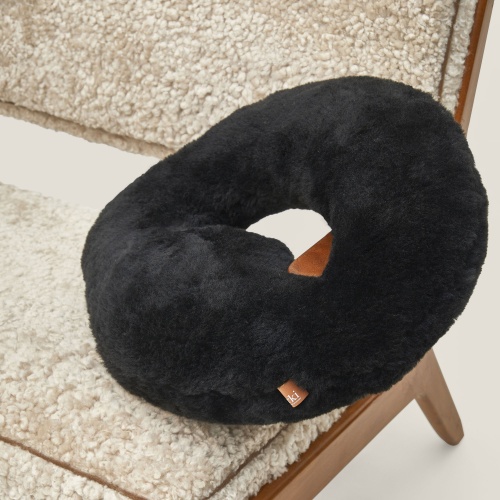 Une forme organique et confortable pour notre coussin Fluxus noir.