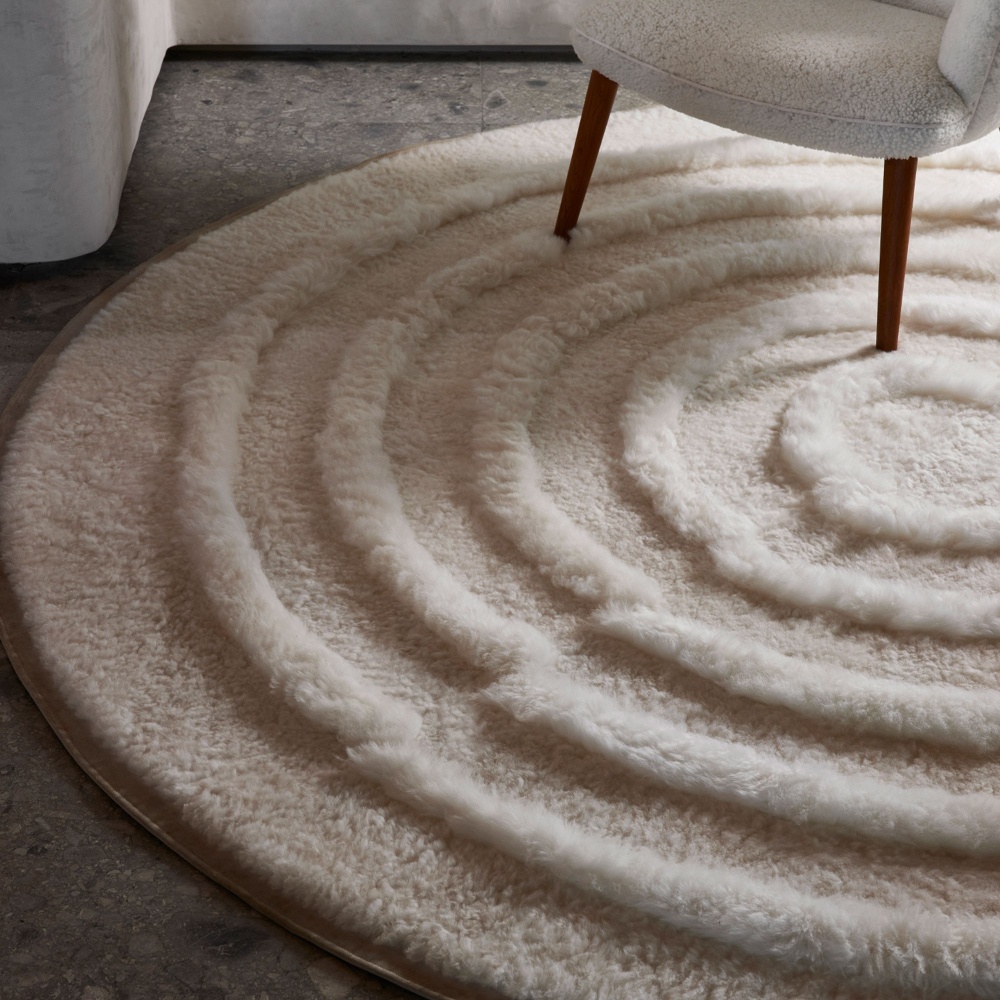 Marbre gris ceppo di gre, fauteuil Mama Bear par Hans Wegner et tapis rond blanc Norki