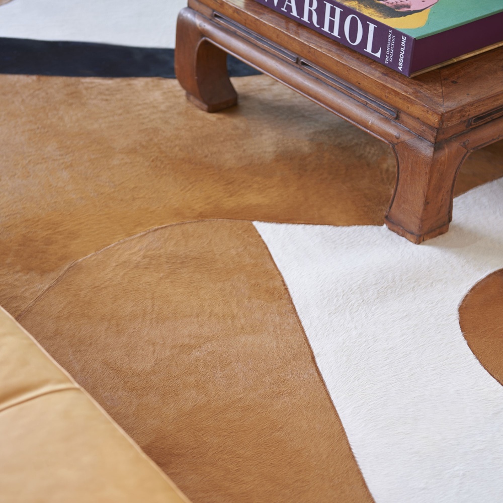 A rug with a sinuous and intoxicating pattern that catches our eye