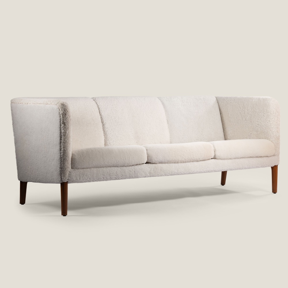 Vintage white sheepskin sofa typical of the Scandinavian style design Hans Wegner - Curation Norki