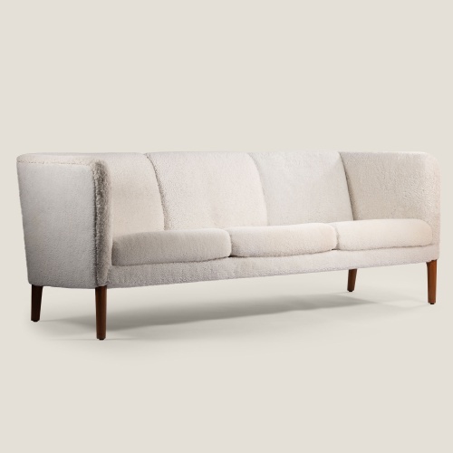 Canapé en mouton blanc vintage typique du style scandinave design Hans Wegner - Curation Norki