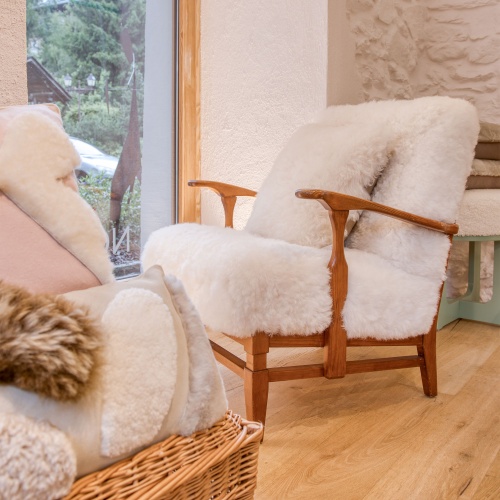 Acheter dans la boutique Norki de Megève des fauteuils vintage, des coussins et et des plaids pour la décoration de votre salon