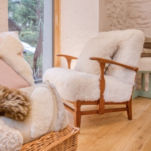 Pair of vintage Scandinavian armchairs in pitch pine and white cushions - Norki curation