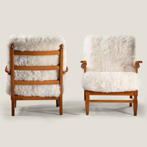 Pair of solid wood armchairs and Norki white sheepskin cushions