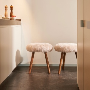 Rustic stool in sheepskin and solid pine, a simple design by Maison Norki.