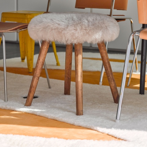 Ce tabouret haut-de-gamme s'intègre aussi bien dans une décoration de chalet de montagne que dans un espace plus contemporain.