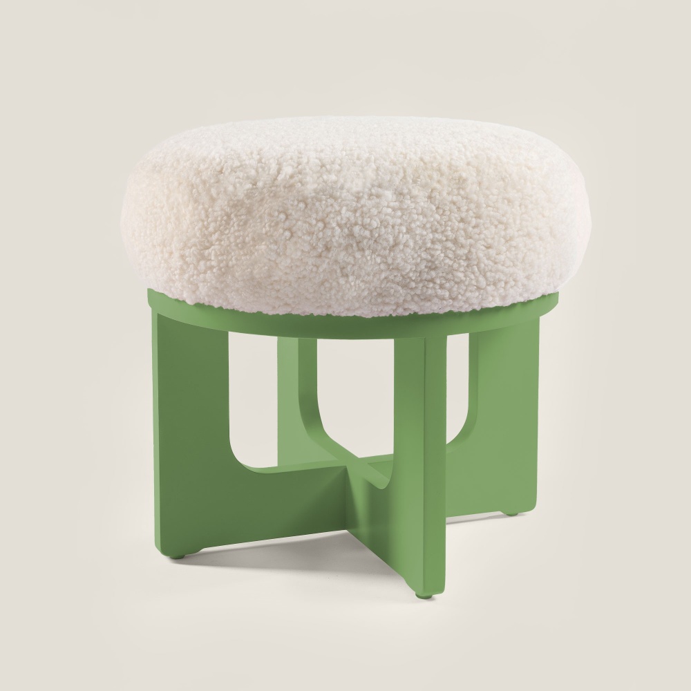 Acheter un luxueux petit pouf blanc et vert pastel élégant, pieds en bois laqué, design par Maison Norki.