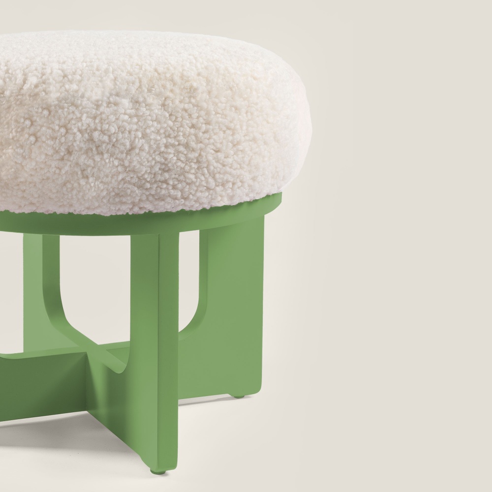 Mobilier design pour ce pouf vert amande et blanc au luxe intemporel