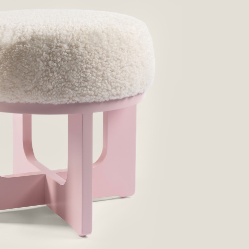 Design élégant, matériaux naturels luxueux, coloris rose pastel pour ce petit pouf haut-de-gamme