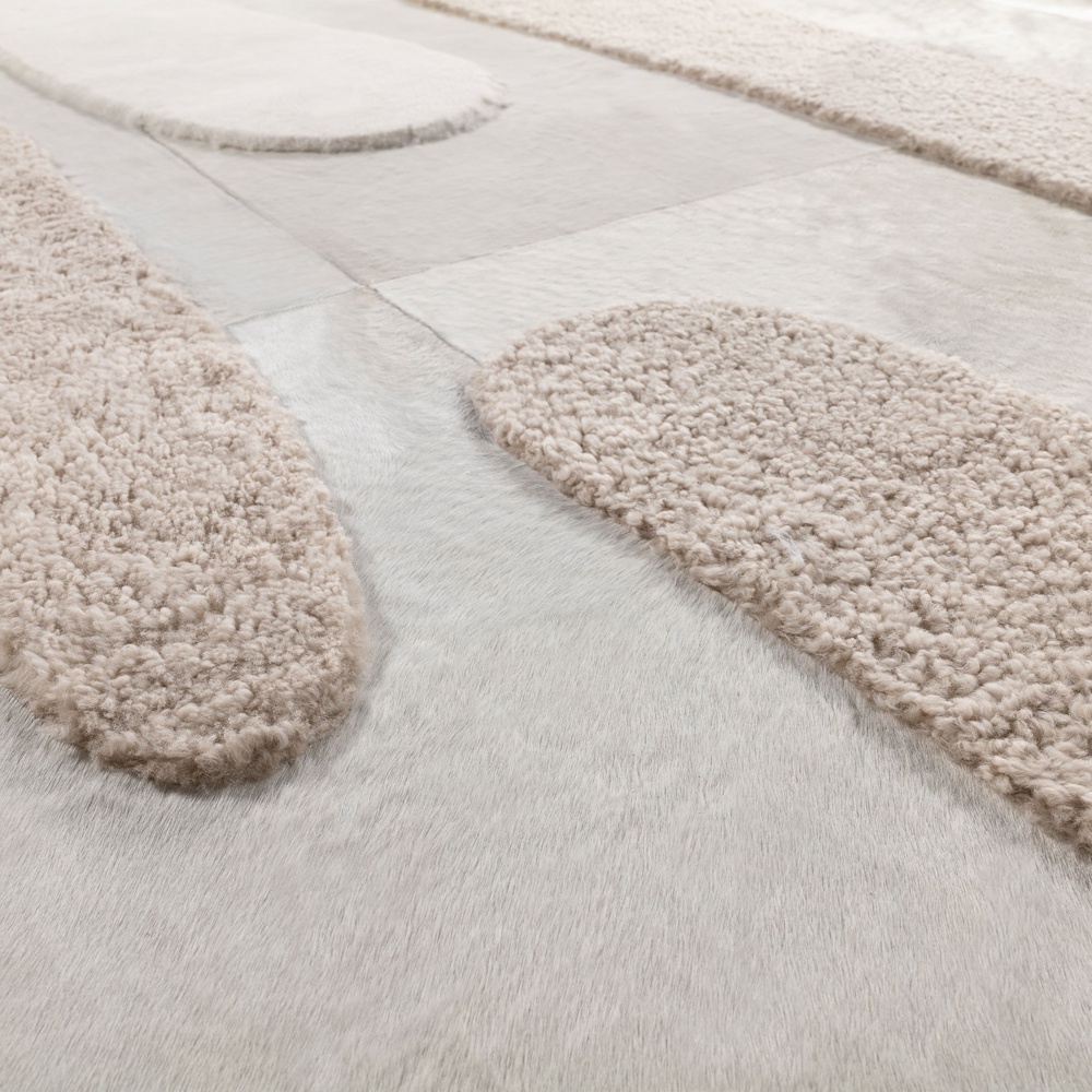 Fluid and asymmetrical patterns in relief for this rug with organic patterns in beige variations