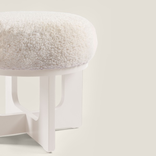 Un travail de menuiserie haut de gamme pour ce petit pouf blanc chic et contemporain