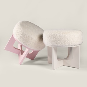 Acheter un petit pouf blanc Norki en bois laqué et luxueux mouton pour une assise confortable