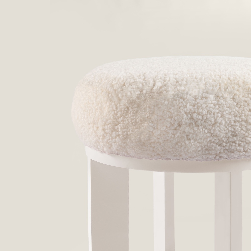 Acheter une assise blanche nomade et légère  pouvant servir de pouf ou de table d'appoint de luxe