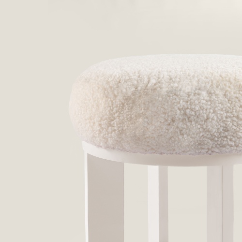 Shop online a nomadic and light white seat that can be used as a stool or a luxury side table