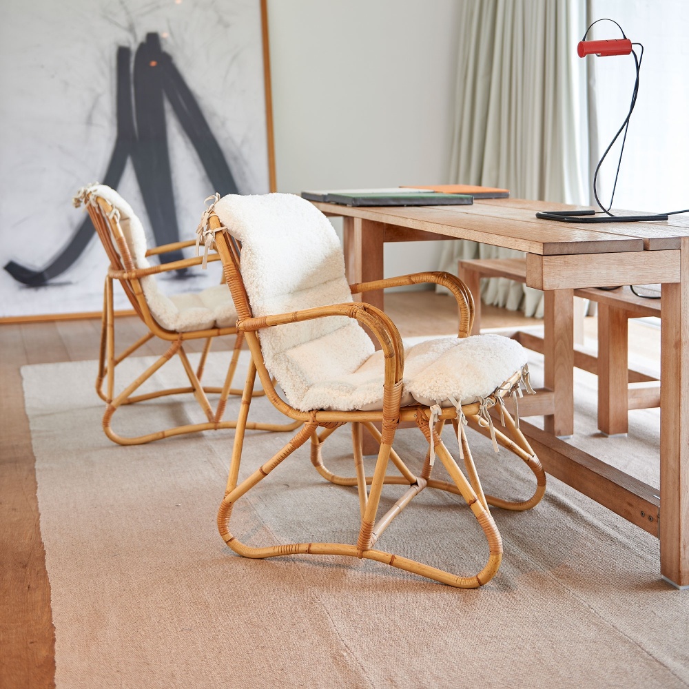 Des fauteuils confortables qui apportent une touche de nature dans un intérieur.