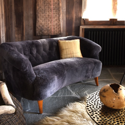 To decorate the living room of your chalet: small gray sheepskin sofa renovated in the Norki workshop