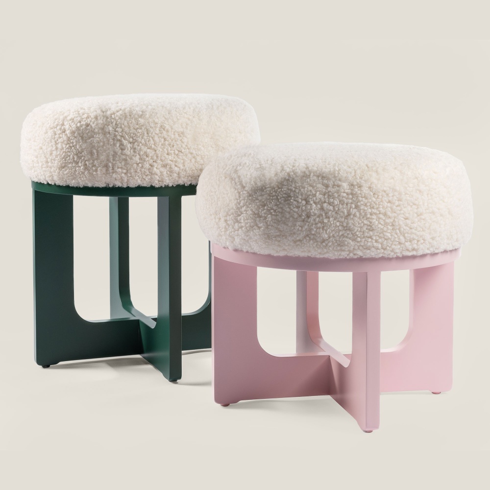 Grand pouf moderne, qui peut servir de table d’appoint ou de repose pieds.