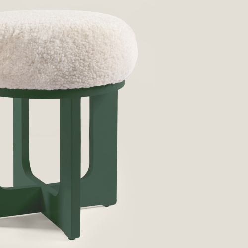 Pieds géométriques très chic pour ce pouf vert sapin et blanc