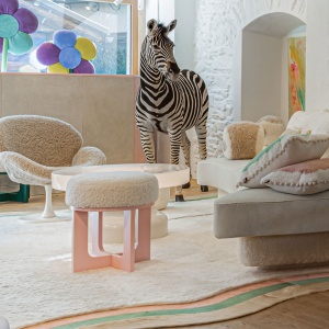 Pouf rose et blanc élégant, assise en agneau, pieds en bois laqué par Maison norki