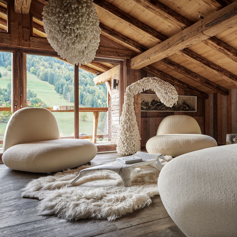 Bold contemporary elegance for the interior decoration of this high-end mountain wooden chalet