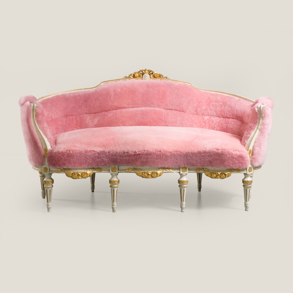 Pink and golden sofa decorated with carved flowers in white lacquered wood for a luxurious decoration