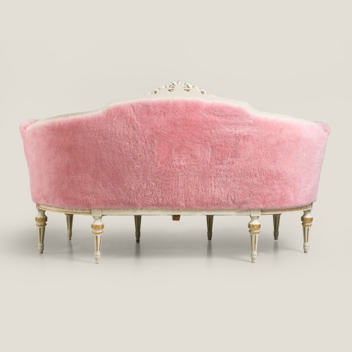 Buy a pink sofa to decorate a delicate and refined bedroom