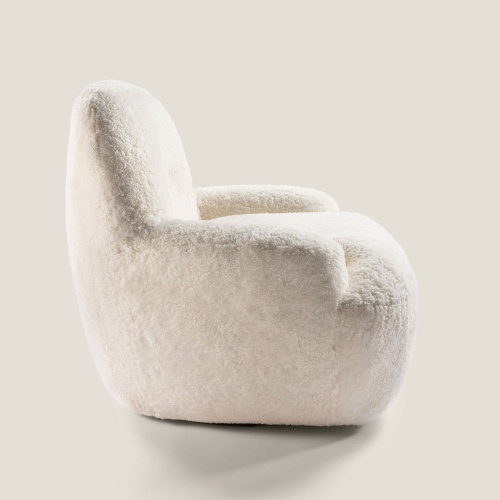 Un petit fauteuil blanc aux courbes enveloppantes et arrondies décrit par son petit nom Bao.