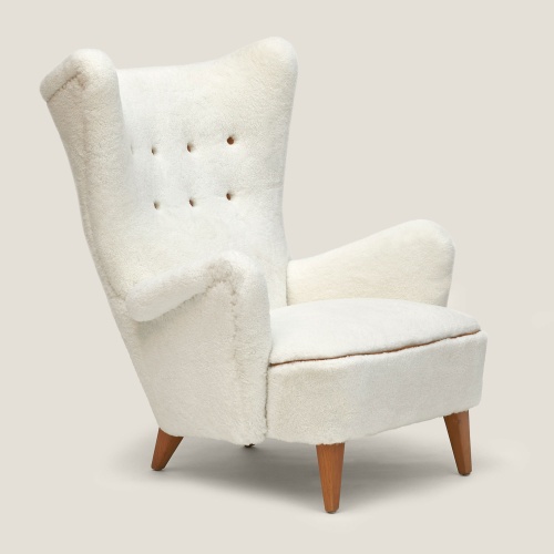 Grand fauteuil vintage suédois en peau lainée blanche, et pieds en bois de hêtre vernis - Curation Norki