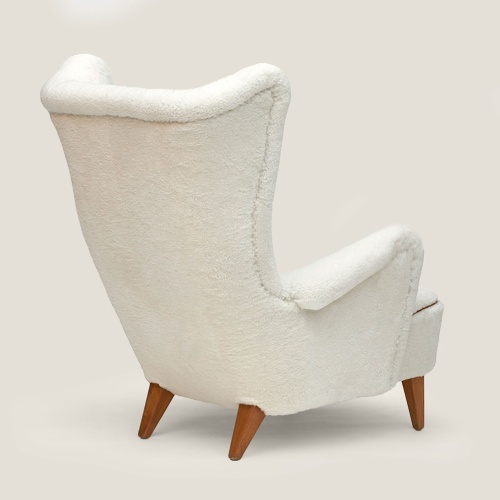 Very large high-end white armchair in shearling with a very contemporary design