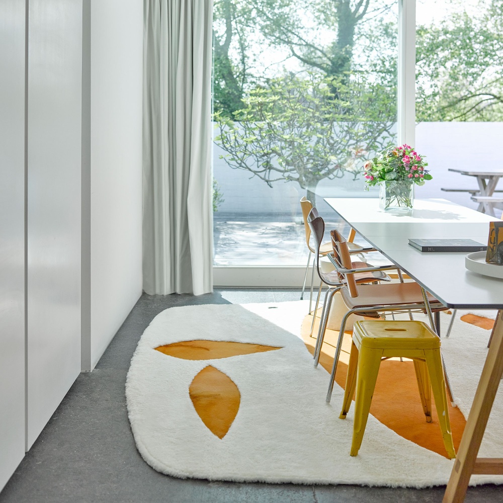 White, orange, yellow and black, bold colors for the decoration of this designer dining room