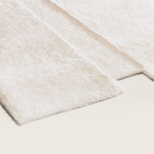 Tapis blanc chic et élégant aux lignes pures et aux finitions haute couture