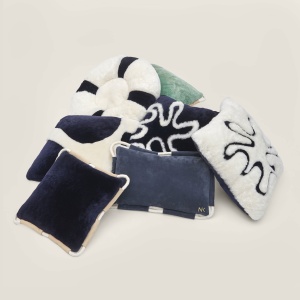 Square cushion in nubuck (suede leather) and velvet shearling, navy blue and beige.