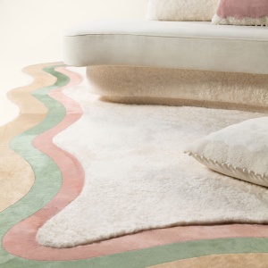 Grand tapis carré aux bords ondulés – Mouton blanc naturel et peau de vache teintée pastel.