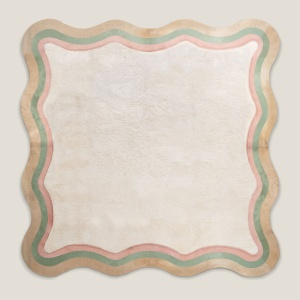 Grand tapis carré aux bords ondulés – Mouton blanc naturel et peau de vache teintée pastel.